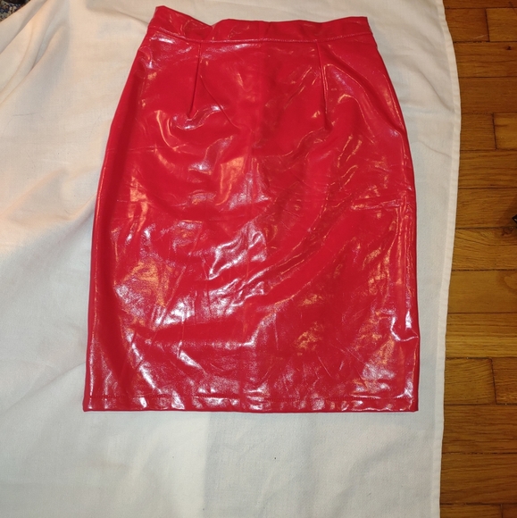 RED PATENT LEATHER SKIRT SIZE SMALL - Picture 2 of 5